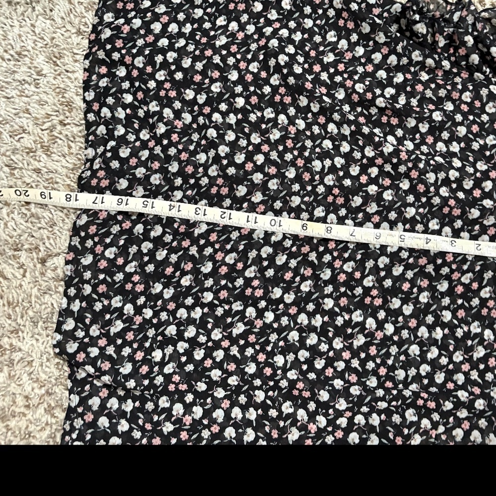 4 for $20 SALE! Black flowy sheer blouse with tie back Size L - Picture 4 of 4
